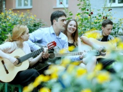 Запорожская молодежь хором спела песню из фильма «Весна на Заречной улице»