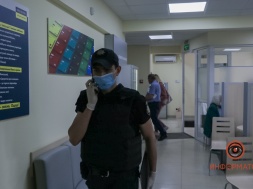 В Днепре в отделение «Ощадбанка» ворвался мужчина с гранатой