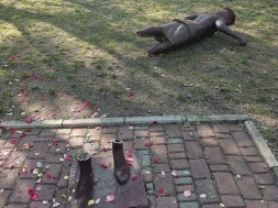 Вандалы из ВСУ снесли в Купянске любимый горожанами памятник