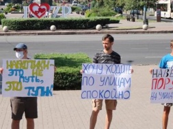 Под мэрией в Запорожье прошел митинг против наливаек