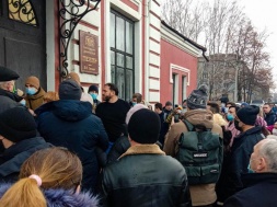 У Павлограді "громадський суд" над нардепом ледь не перетворився на конфлікт
