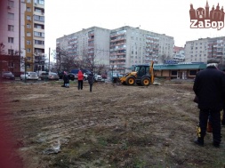 В Запорожье местные жители заблокировали технику, которая приехала строить парковку и снесла два дерева