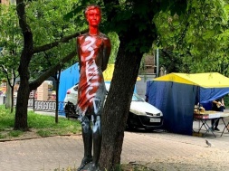 В Киеве нацистские вандалы облили краской памятник Зое Космодемьянской