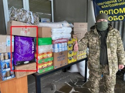 Под Синьковкой солдат 30-й бригады ВСУ кормят кошачьим кормом