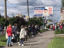 Черга в центрі Кременчука: люди масово збираються за кордон (Доповнено)
