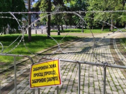 В Киеве на День Победы власти обнесли подходы к могиле Ватутина колючей проволокой