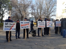Мешок с землей и крики "Ганьба": в Запорожье началась встреча чиновников и аграриев