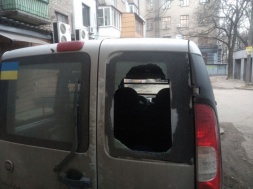 У Запоріжжі невідомі розбили автівку місцевого активіста