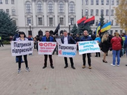 У центрі Дніпра відбувся подвійний мітинг проти ініціатив Зеленського