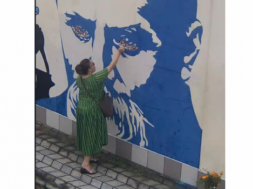 З’явилося фото жінки, яка спаплюжила графіті Шевченка у Кременчуці