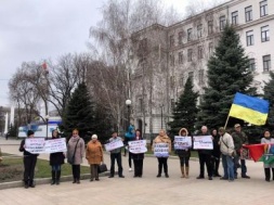 "Не гальмуйте децентралізацію": мешканці двох селищ мітингували під Дніпропетровською облрадою