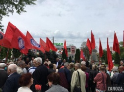 В Запорожье десятки граждан вышли на митинг с красными флагами