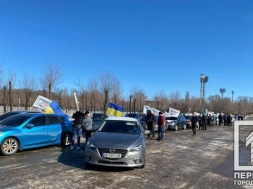 В Кривом Роге шофёры организовали автопробег против внедрения законопроекта, который может ущемлять их права