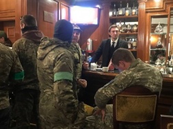 В Киеве появились тероборонцы с зелёными повязками