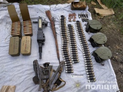 На Дніпропетровщині у покинутій будівлі поліцейські виявили схрон армійської зброї та боєприпасів