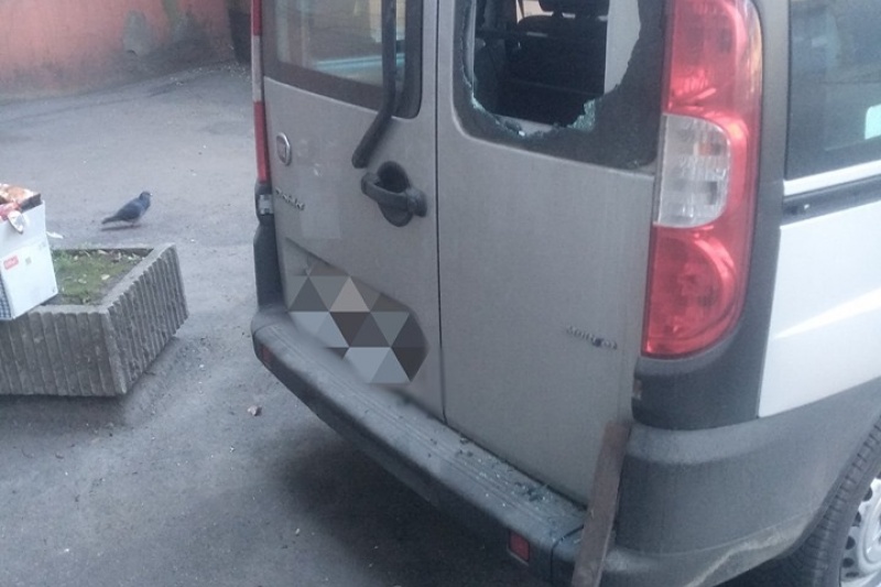Запорожскому активисту второй раз за год разбили стекло в машине