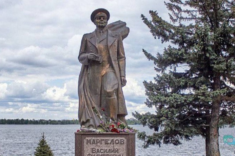 В Кременчуге и Днепропетровске власти намерены снести памятники Маргелову. Десантники, где вы?