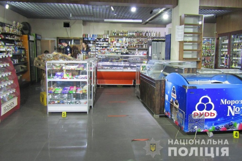 В Запорожье хозяин магазина расстрелял мужчин, которые его громили