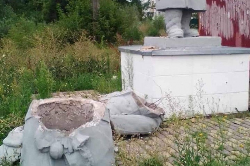 В Гостомеле варварски разрушили памятник Герою Советского Союза Валерию Чкалову