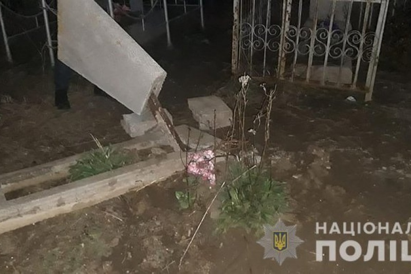 В Запорожской области за неделю на втором кладбище вандалы устраивают погром