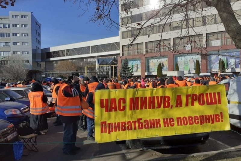 Табуретки и одеяла: в Днепре протестующие надолго обосновались под Приватбанком