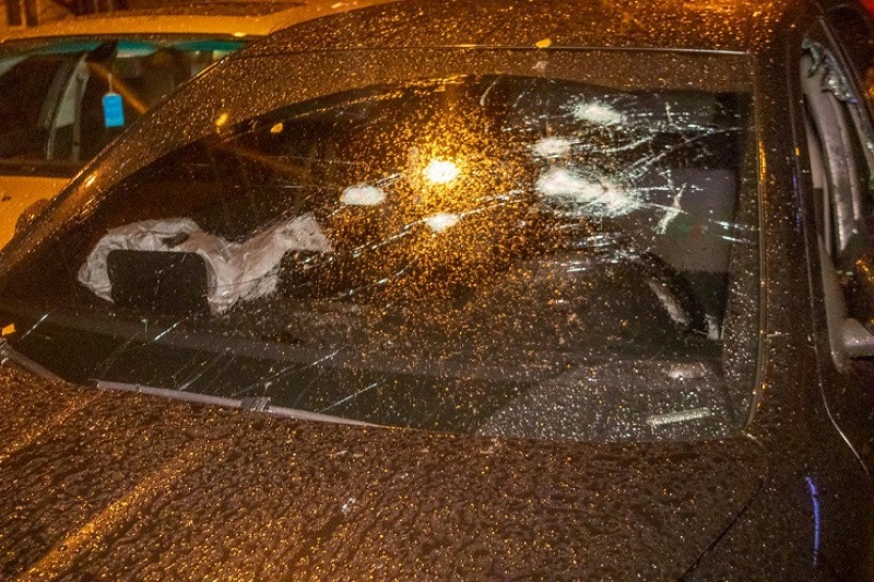 У Дніпрі розстріляли автівку і наїхали на поліцейського