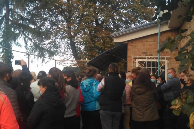 На Сумщині через звільнення директорки сільської школи 200 людей вийшли на протест