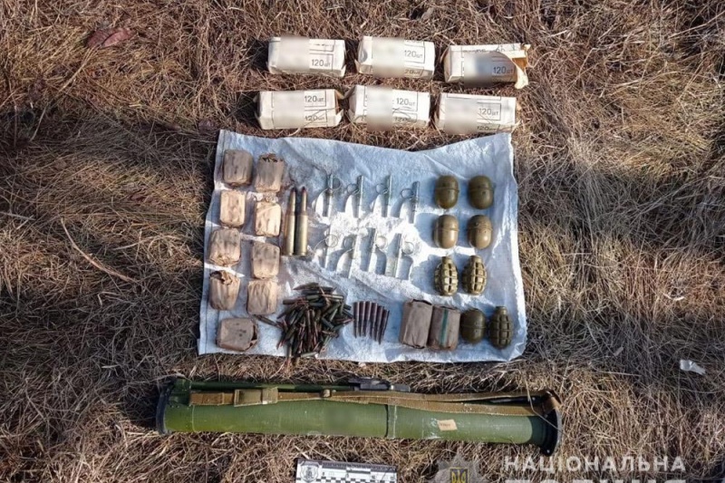 Гранатомет, гранаты и тысяча патронов: в Запорожье выявили схрон оружия и боеприпасов