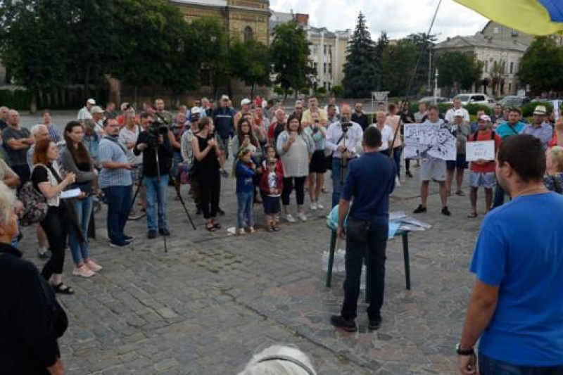 «А владі все фіолетово»: у Кременчуці мітингували біля мерії через забруднення Дніпра