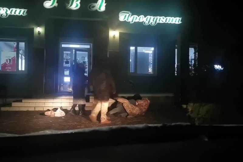 На видео попал момент, как в Дрогобыче военкоматчики насильно мобилизуют прохожего