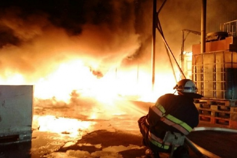 Под Днепром ночью горело производство по изготовлению резиновых изделий