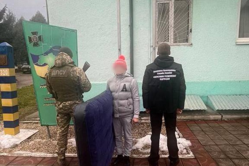 Бегство мужчин с Украины: пусть в розовой шапочке и на матрасе, только чтоб не мобилизовали!