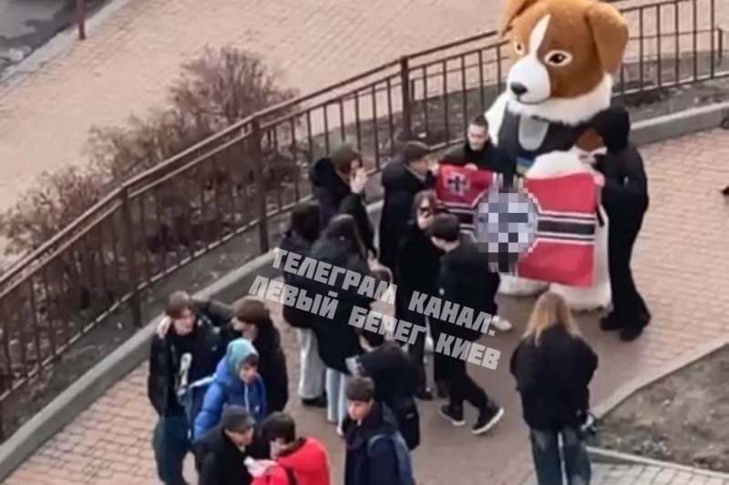 В Киеве молодые люди развернули флаг фашистской Германии