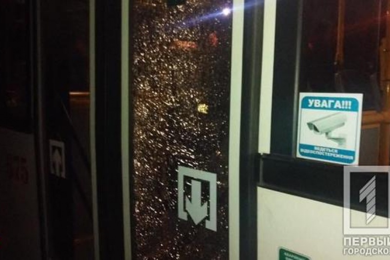 В Покровском районе Кривого Рога неизвестные обстреляли троллейбус с пассажирами