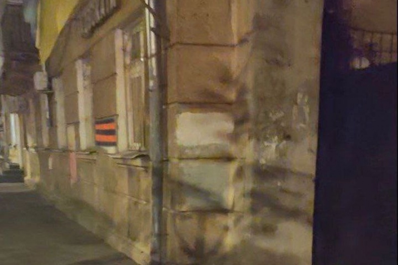 В Одессе к Дню Победы неизвестные украсили стены домов Георгиевскими лентами