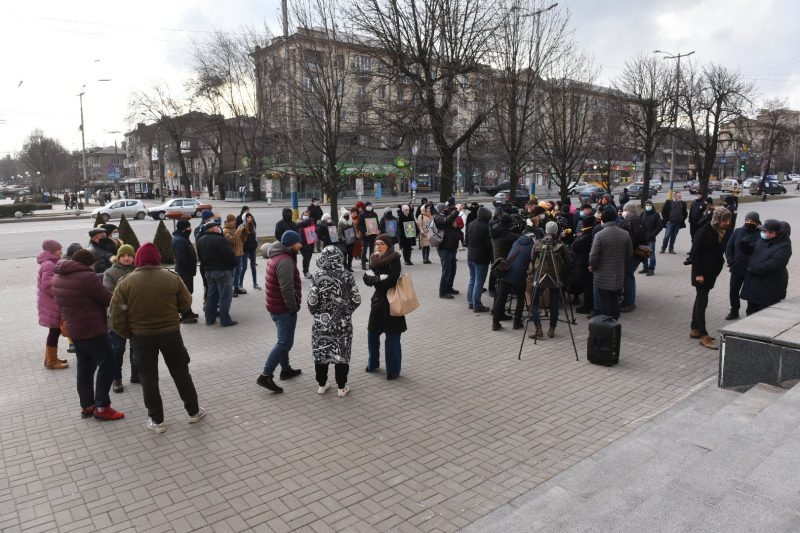 Родители 6-летней девочки, погибшей в запорожском парке год назад, организовали митинг