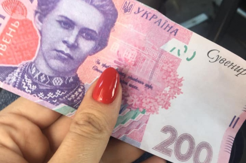 Соцсети: В Кривом Роге банкомат ПриватБанка выдал сувенирные купюры