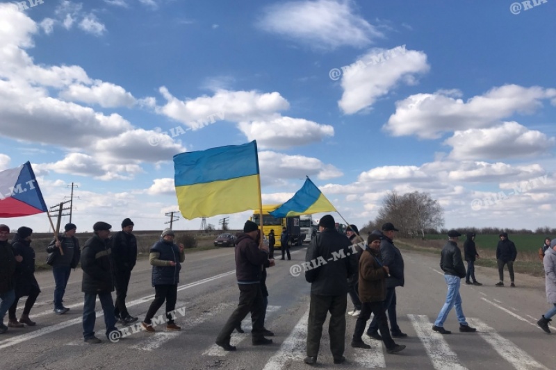 Под Мелитополем сельчане с флагами Украины и Чехии перекрыли трассу после инцидента с оторвавшимся колесом у автобуса