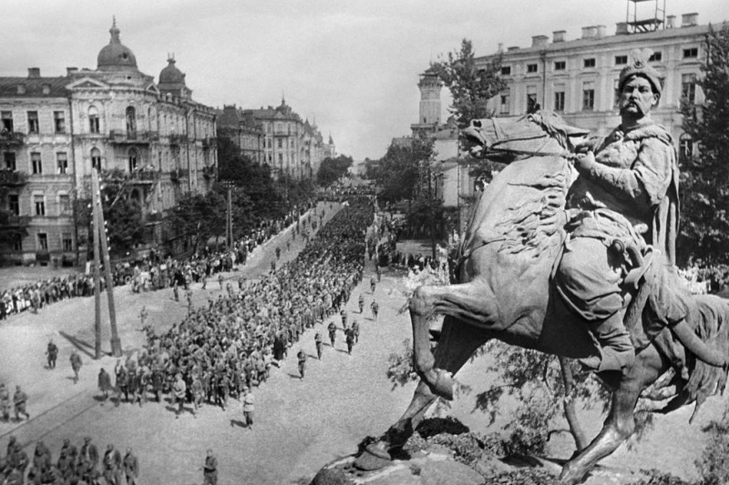 К 75-летию Великой Победы. Как советские войска под командованием генерала Ватутина освобождали Киев