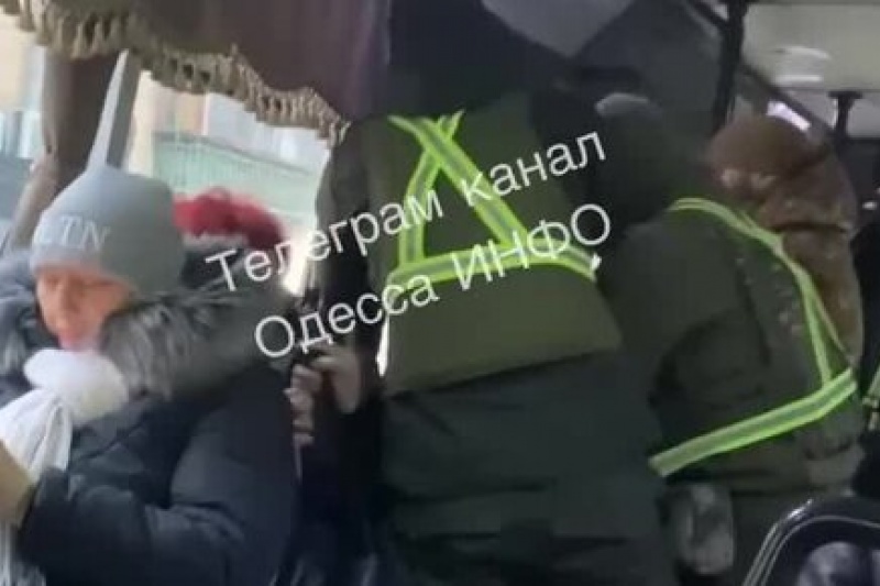 В Одессе военкоматчики охотятся на пушечное мясо в городском транспорте