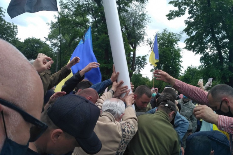Поряд із ДніпроОДА встановили флагшток із червоно-чорним прапором