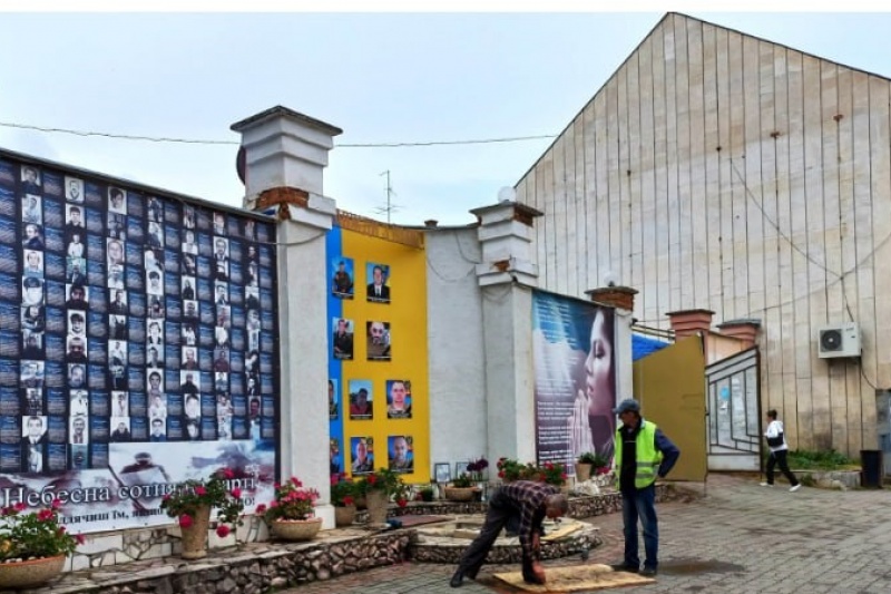 В Берегово на Закарпатье демонтировали памятник так называемым «героям небесной сотни»