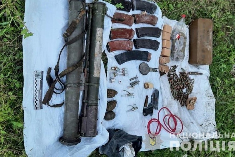 В Запорожской области правоохранители нашли три тайника с боеприпасами, один из них - около аэропорта