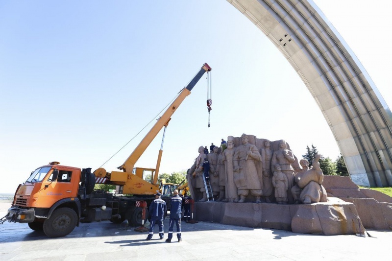 В Киеве власти начали сносить монумент, посвящённый Переяславской раде