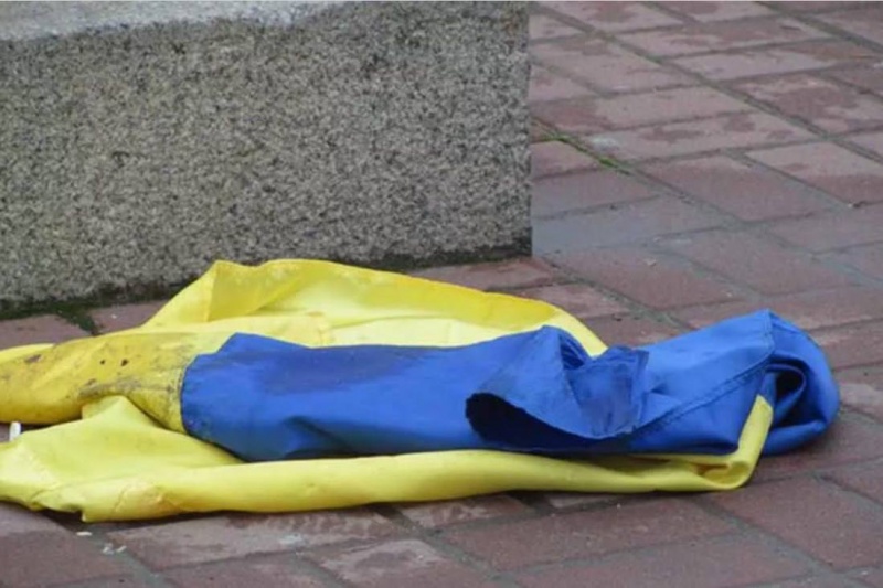 В Винницкой области местный житель сорвал флаги с могил ВСУшников и раскромсал их