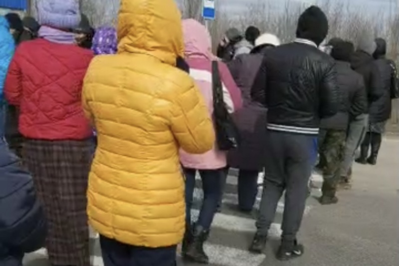 Две недели без воды: в Запорожском районе местные жители, которых оставили без водоснабжения, перекрыли трассу