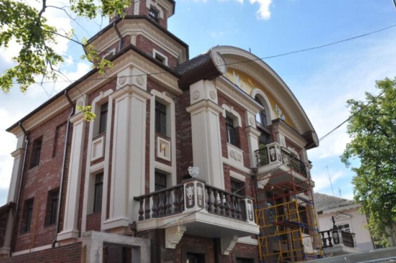 Новий будинок у Полтаві на замовлення власника прикрасили свастикою