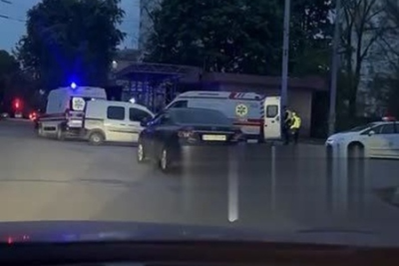 В Харькове пьяный ВСУшник открыл беспорядочную стрельбу на остановке. Есть раненые