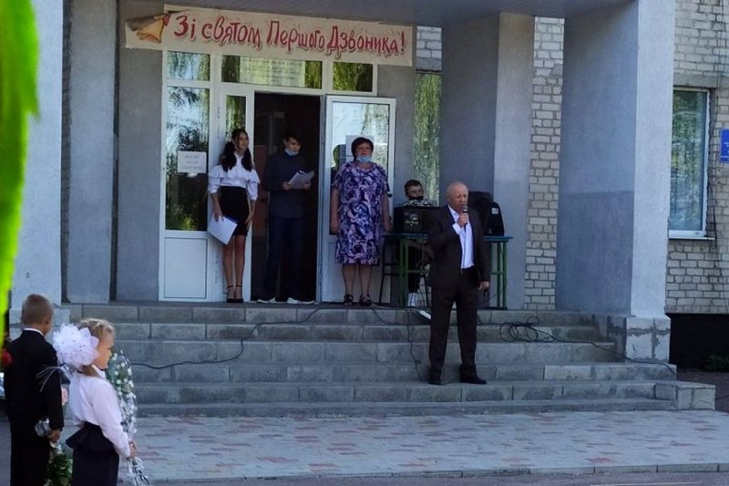 В посёлке Великий Бурлук на Харьковщине директора сельской школы арестовали за школьные учебники