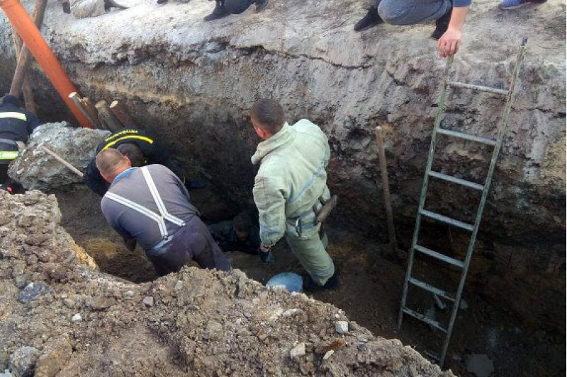 На Днепропетровщине при обвале траншеи под завалами оказались двое рабочих